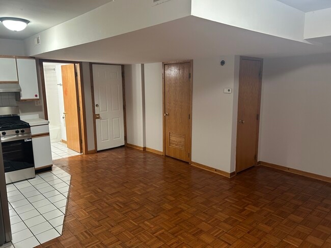 Building Photo - 1361 W Sunnyside Ave