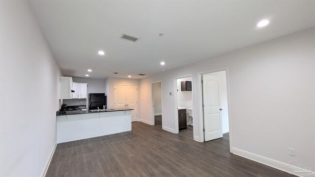 Foto del edificio - 313 N Navy Blvd
