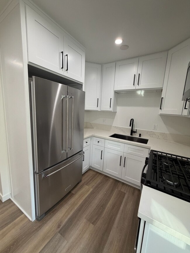 Foto del edificio - 24810 Newhall Ave