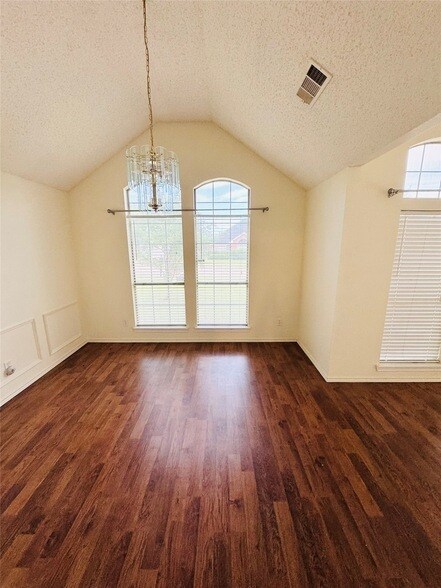 Foto del edificio - 716 Elm Falls Pl