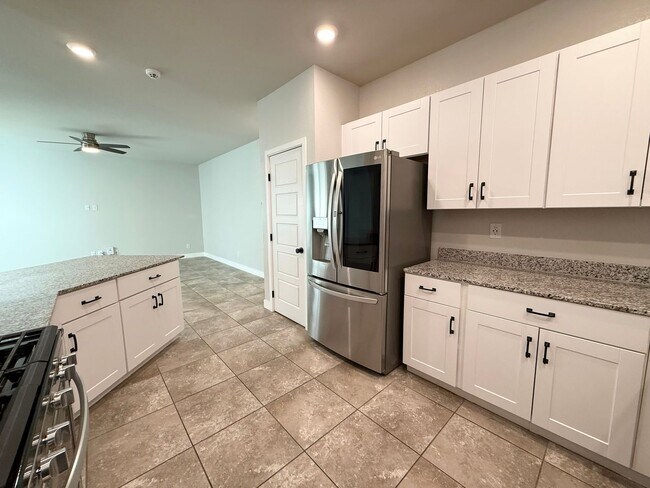 Building Photo - Modern 4/BD 3/BA Gem in Prime Community with Fresh Updates