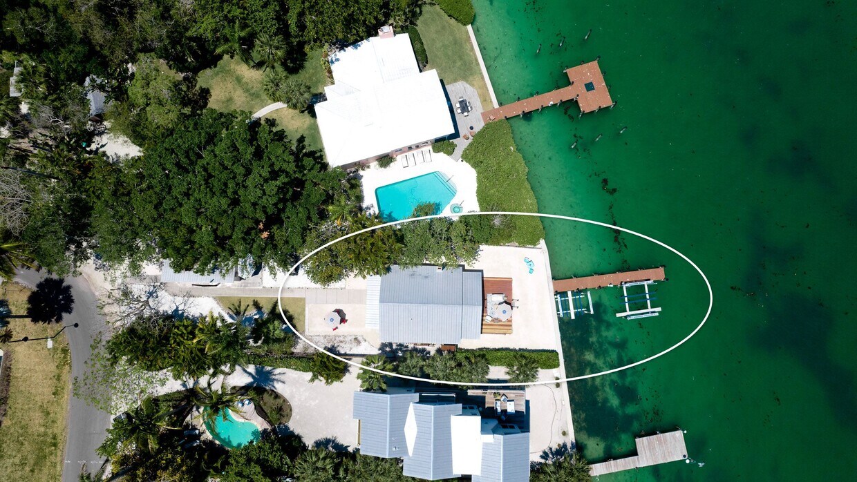 Primary Photo - 7140 Longboat Dr E