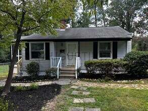 Building Photo - 2723 Robin Hood Dr