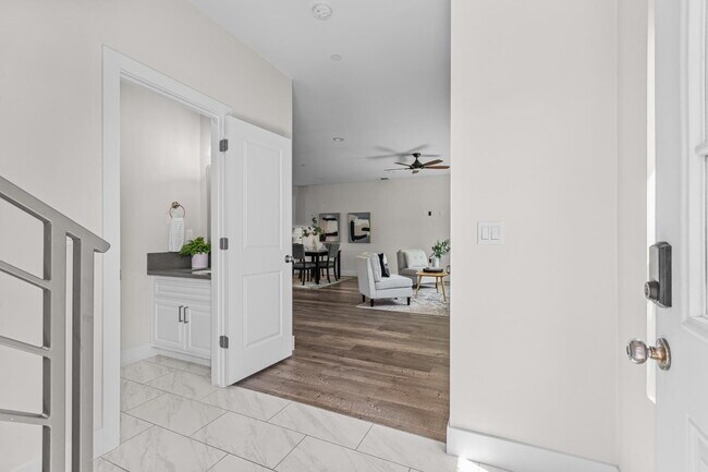 Foto del edificio - 5965 Hilltop Dr