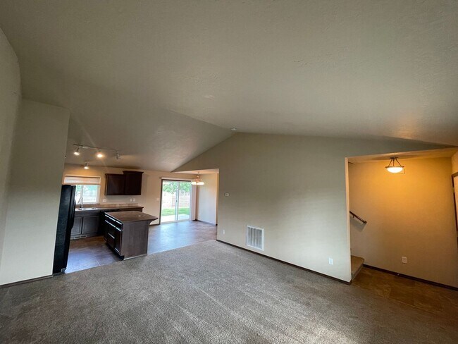 Building Photo - 4 bedroom/2.5 bath Rathdrum Home with RV/B...