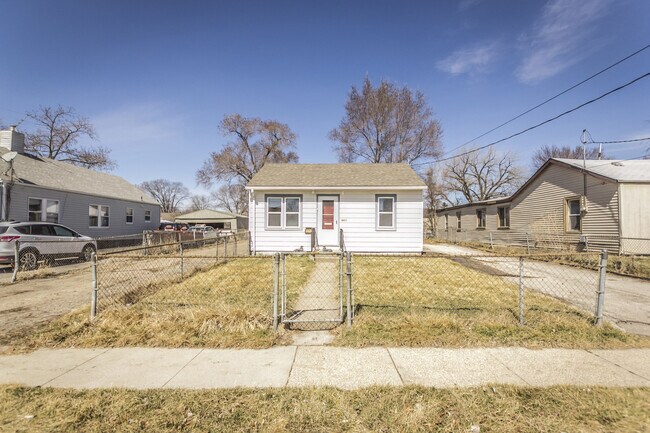Foto del edificio - Adorable 2 Bedroom 1 Bath - 2 Stall Detach...