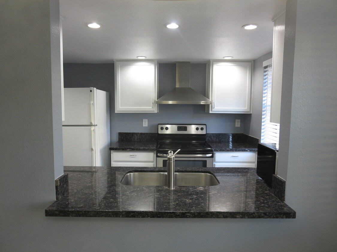 Primary Photo - 1111 E University Dr