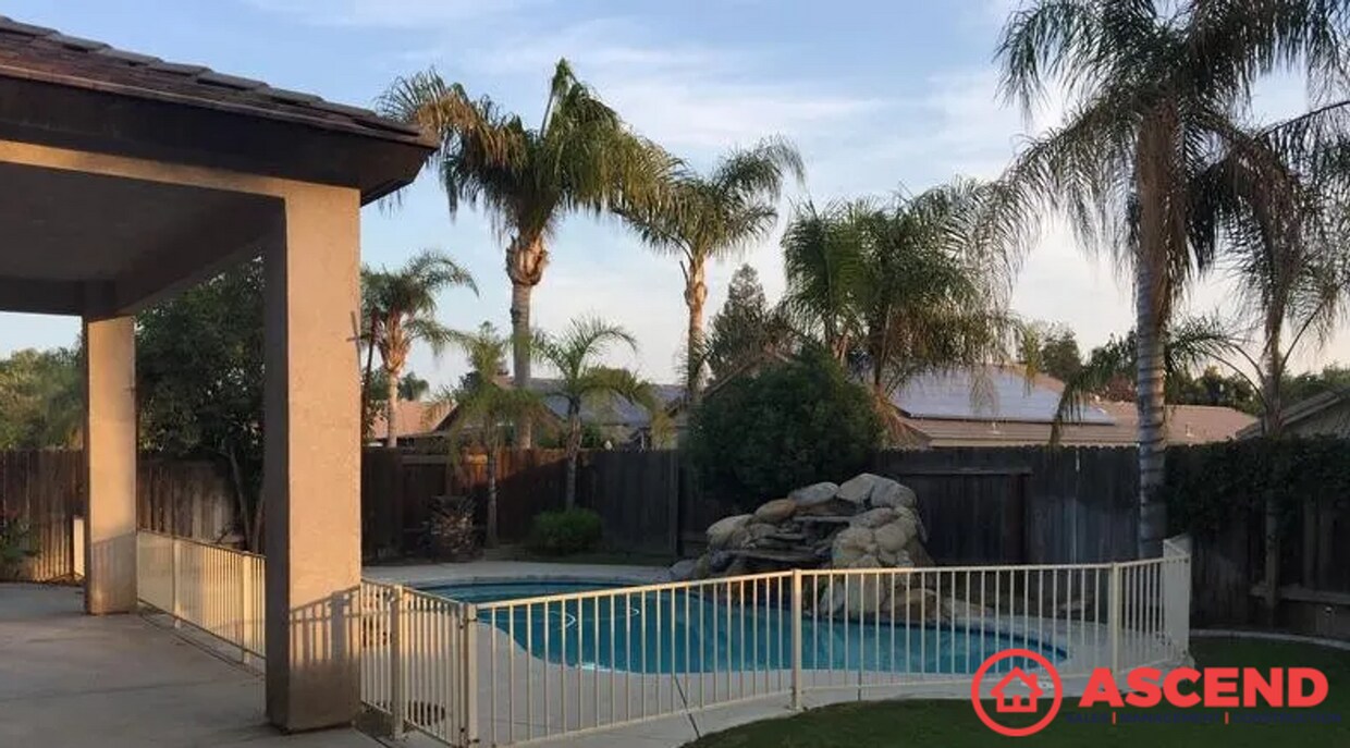 Foto del edificio - Spacious 4 Bedroom + Office Home with Gated Pool & 2-Car Garage
