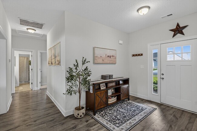Foto del edificio - Spacious Stateside Home with Bonus Room & Screened-In Porch
