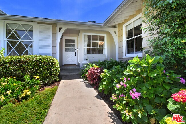 Building Photo - 4906 Gaviota Ave