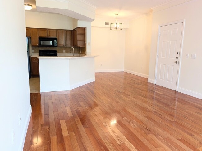 Building Photo - 3210 Myrtlewood Cir E