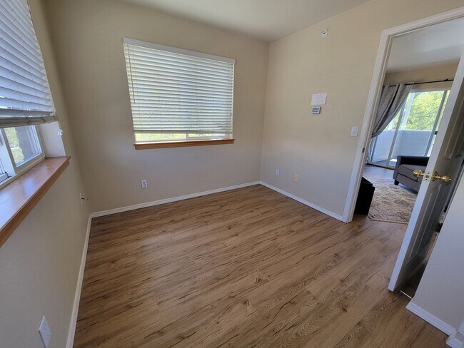 Building Photo - Adorable and Sunny One Bedroom Apartment n...