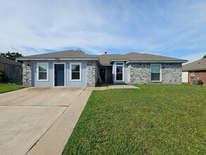 Building Photo - 2704 Hemlock Dr