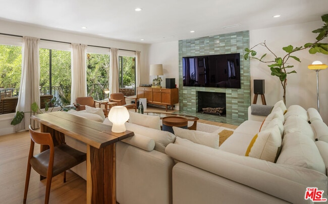 Foto del edificio - 5749 Valley Oak Dr
