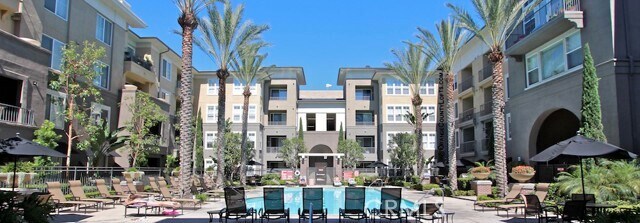 Foto del edificio - 1801 E Katella Ave