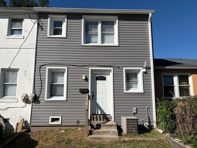Newly Renovated 2 Story Townhouse in Garde... - Newly Renovated 2 Story Townhouse in Garde...