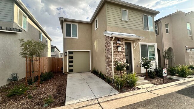 Building Photo - Must See! 3 bedroom, 2 bathroom located in...