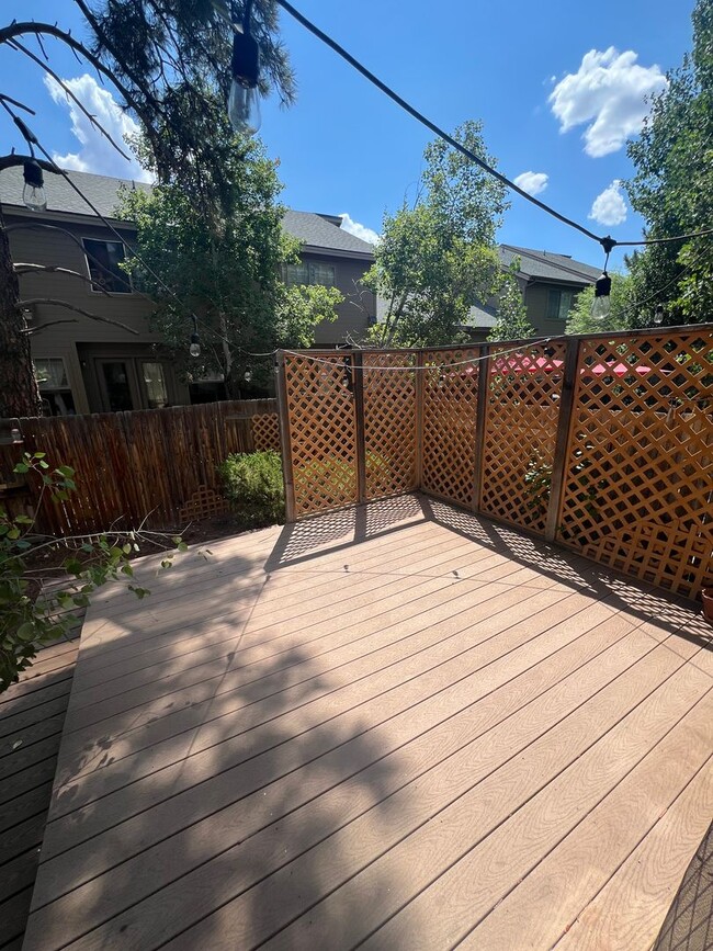 Building Photo - AVAILABLE NOW! 3 Bed/2.5 Bath in The Townh...