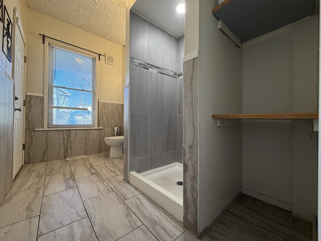 Building Photo - 470 Noble Ave