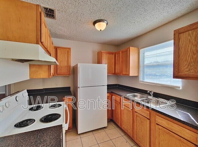 Building Photo - 1121 La Marche Dr