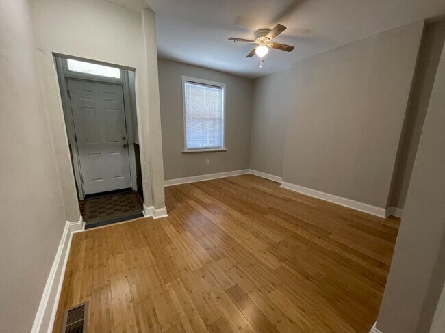 Entrance/Livingroom - 4917 Olive St
