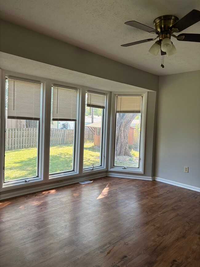 Foto del edificio - 1632 Oakmont Ln
