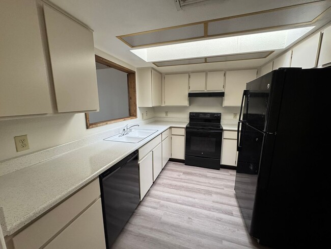 Foto del edificio - AMAZING 2BED 2 BATH TOWNHOUSE LOCATED NEAR...