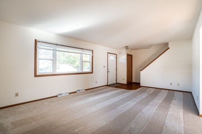 Building Photo - Spacious 3 Bedroom 1.5 Bath Townhouse Moun...