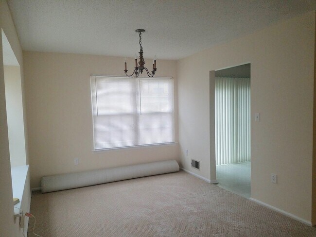 Foto del edificio - Updated, spacious, centrally located end-u...