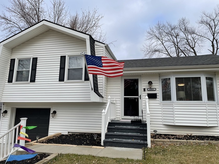 Primary Photo - Northland home-great sunroom- 4905 N Small...