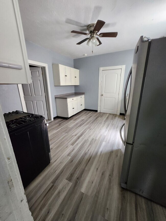 Building Photo - 4 bedroom.2 bathroom single family home