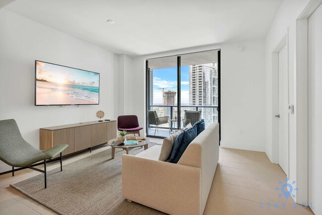 Building Photo - 601 NE 1st Ave