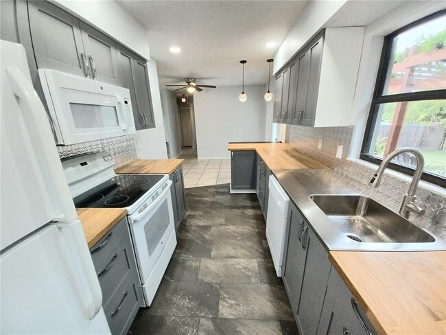 Building Photo - 3727 Groome Dr