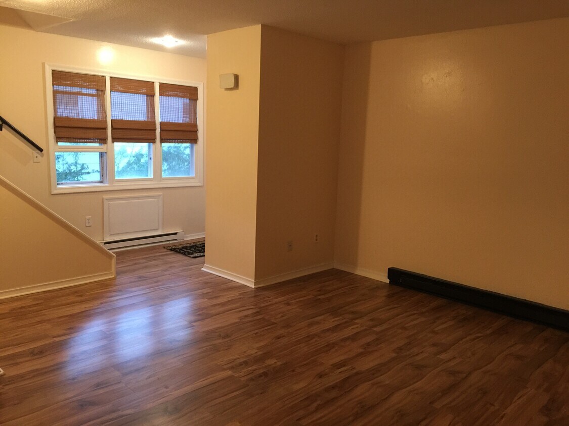 Living room - 118 Esther Ave
