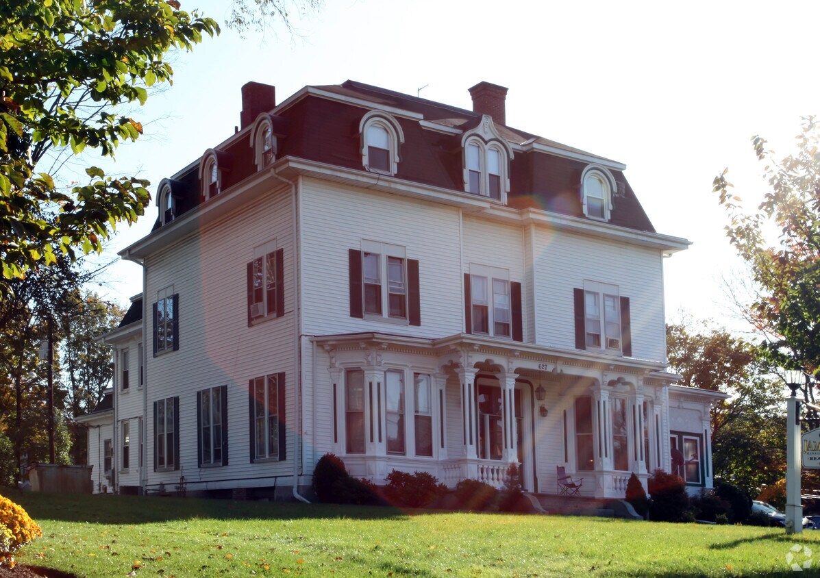 Building Photo - 627 Main St