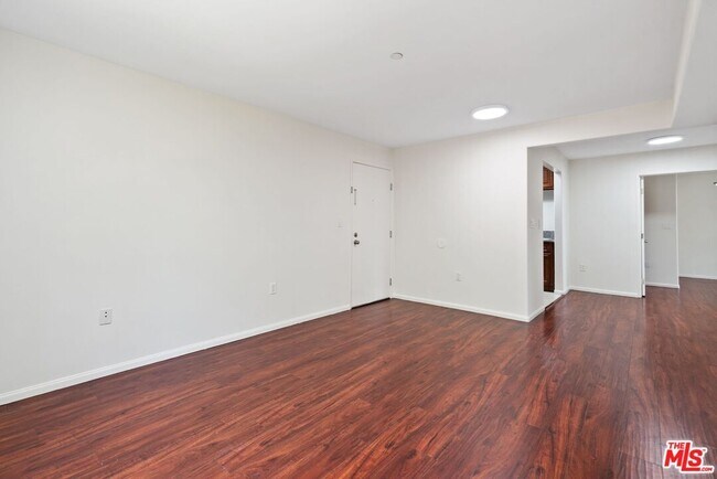 Foto del edificio - 15939 Victory Blvd
