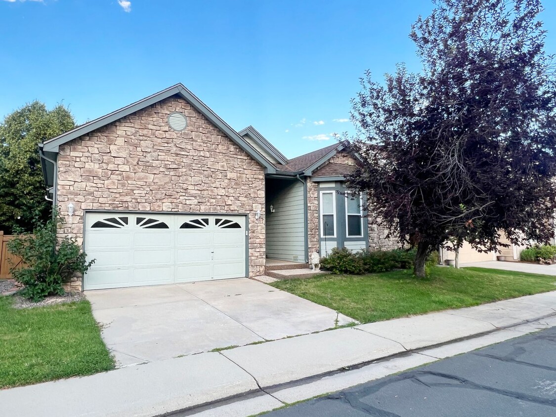 Primary Photo - Open Ranch with 3 beds 2 baths and a 2-car...