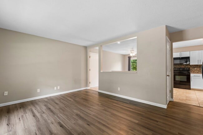 Building Photo - 2406 Village Glen Ct