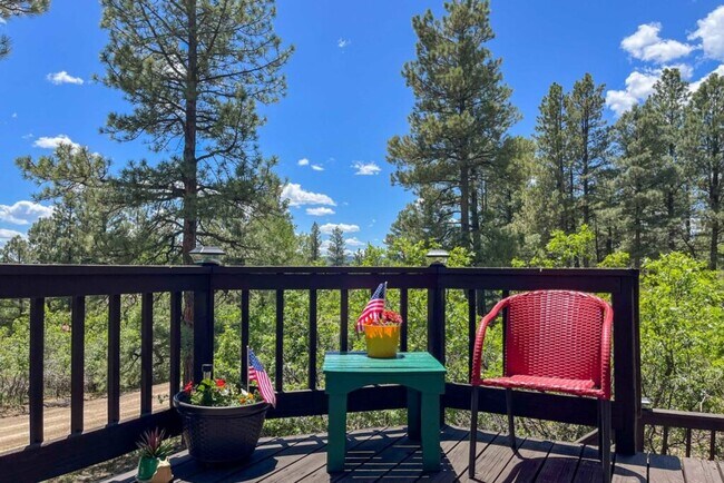 Foto del edificio - Beautiful 2100 sq ft, 3 BD/2BA Chalet, 5 M...