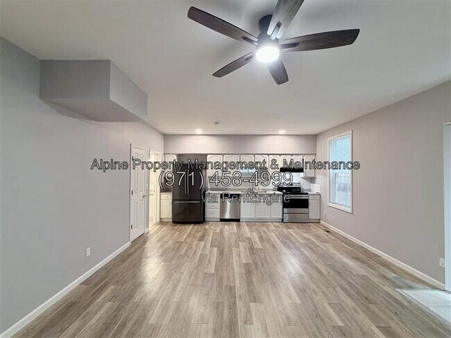 Building Photo - 3925 SW Pinewood Way