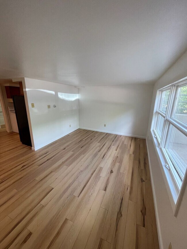 Building Photo - 709 Cowdin