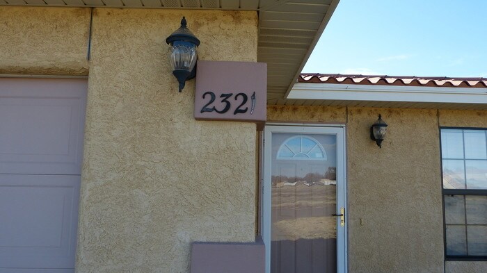 Primary Photo - Nice townhouse with garage.