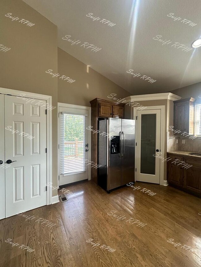 Building Photo - 9030 Meadow View Dr
