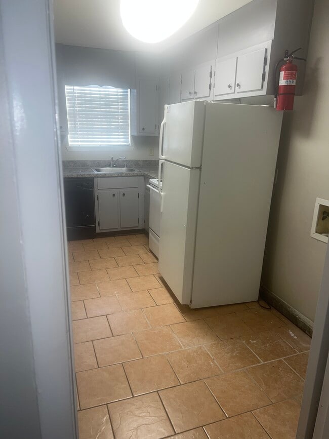 Cocina con conexión para lavadora y secadora - 2813 31st Ave N