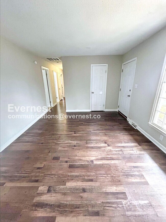 Foto del edificio - 3 Bed Home with Yard and Driveway Parking