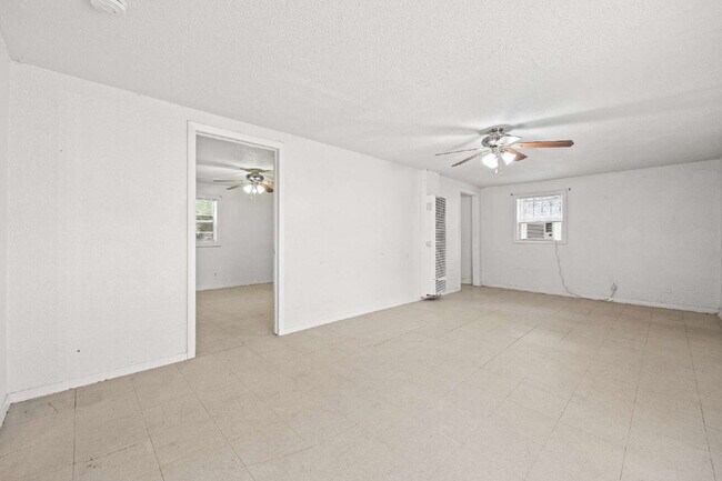 Foto del edificio - Spacious single story 2 bedroom 1 bath Ava...