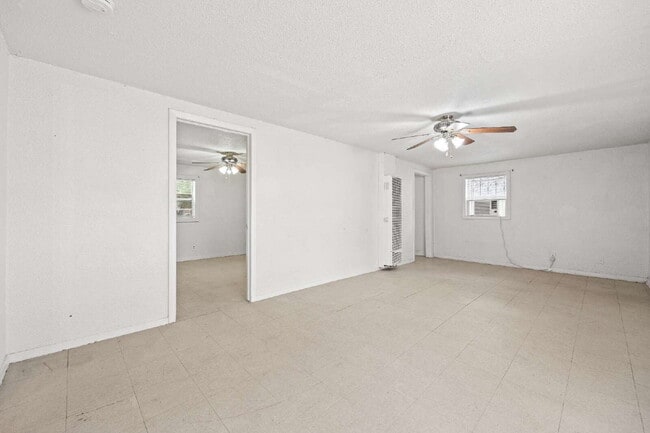 Building Photo - Spacious single story 2 bedroom 1 bath Ava...