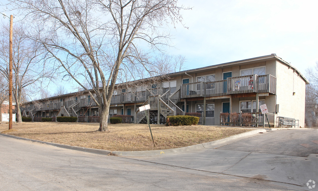 Primary Photo - Red Hawk Apartments