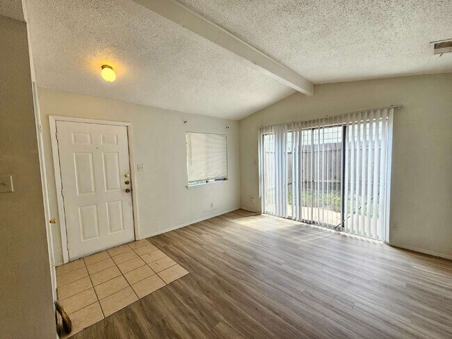 Foto del edificio - 2 bed/1 bath duplex with flex room