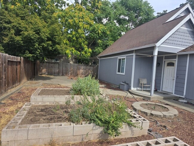 Building Photo - 3 bed 2 bath Home for Rent in Grants Pass